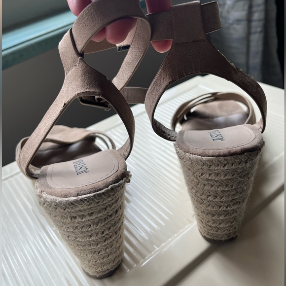 Womens cream colored suede wedges sandals - Picture 4 of 4